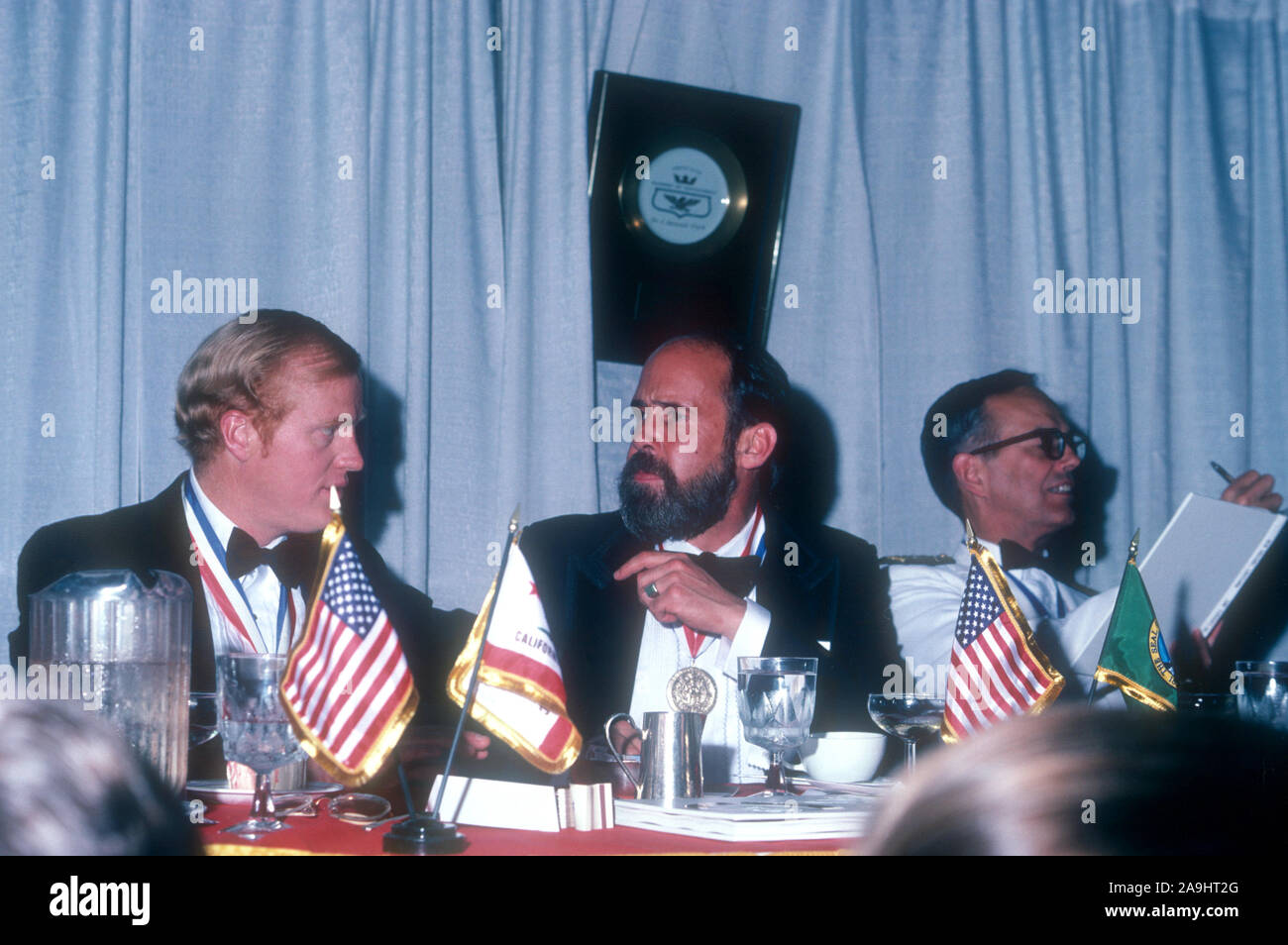 NEW ORLEANS, LA - 24 DE JUNIO: Michael R. Harrison, Huedeson y Bobby R. Inman sentarse en una mesa durante 1982 la Academia de Logros Premios placa de oro el 24 de junio de 1982 en Nueva Orleans, Luisiana. (Foto por Hy Peskin) *** Local Caption *** Michael R. Harrison;Huedeson;Bobby R. Inman Foto de stock