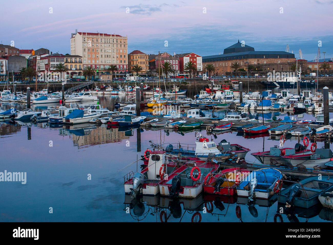 Puerto pesquero de Ferrol por noche magenta y azul cielo La Coruña Galicia  España Fotografía de stock - Alamy