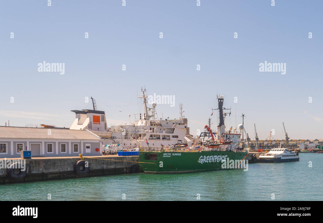 Los activistas ambientales, barco de Greenpeace, el barco, el barco llamado Arctic Sunrise, atracado, acoplado, atracado en el puerto de Cape Town wharf, muelle, embarcadero o pier Foto de stock