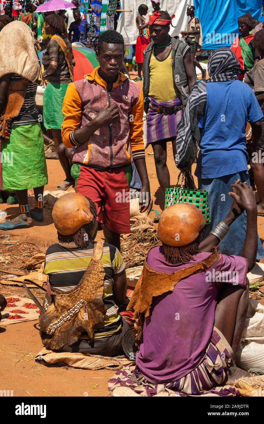 Eth124 Etiopía, Omo Sur, Key Afer, mercado de los jueves, el hombre hablando con las mujeres comerciantes vistiendo calabash sombreros Foto de stock