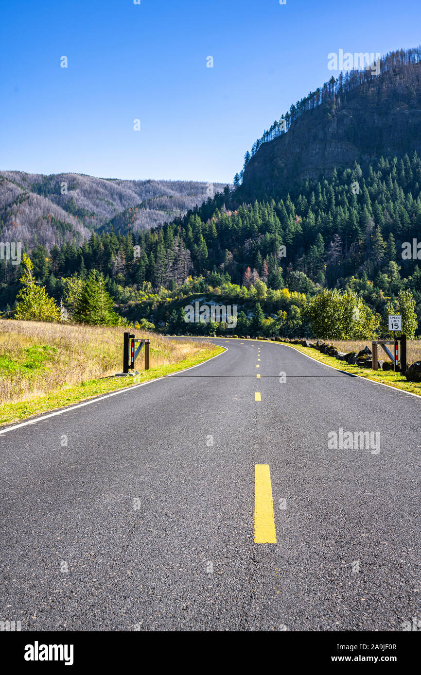 La impresionante carretera escénica en el parque nacional protegido de la garganta del río Columbia a lo largo de la ribera del río Columbia con cresta de Rocky Foto de stock