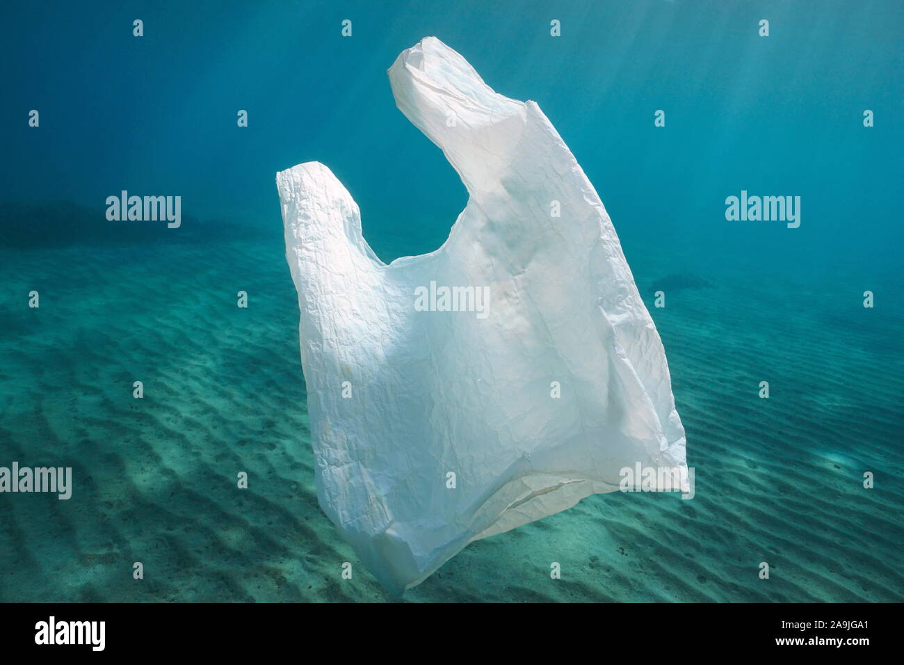Contaminación de plástico, una bolsa de plástico blanco en el océano submarino Foto de stock
