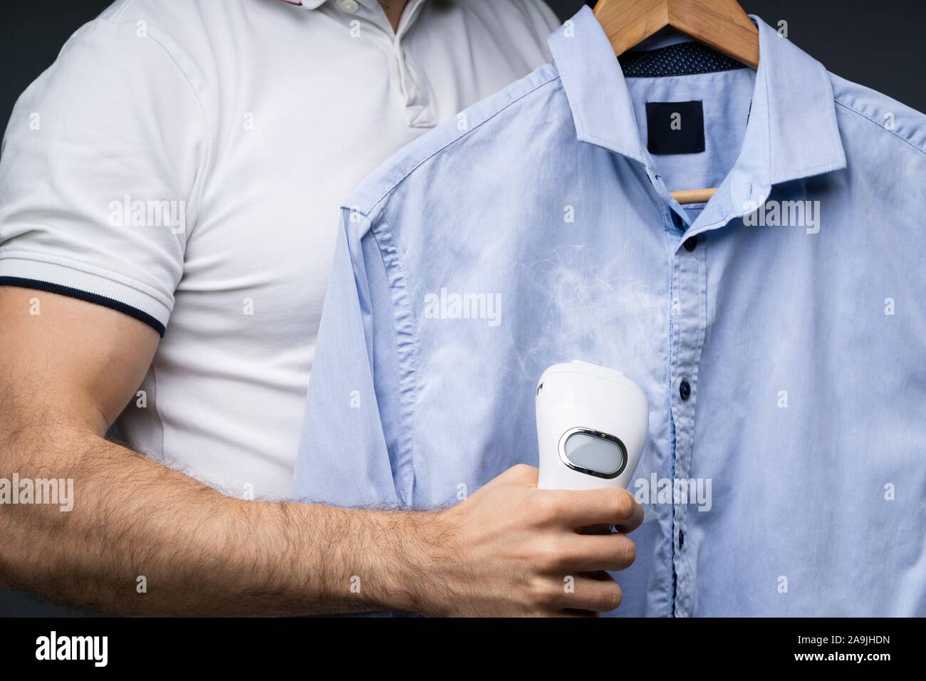 Close-up de un Camisa azul de mediante vapor eléctrico Fotografía de stock -