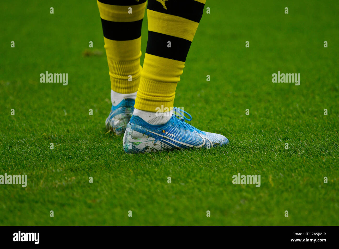 Blue nike shoes fotografías e imágenes de alta resolución - Alamy