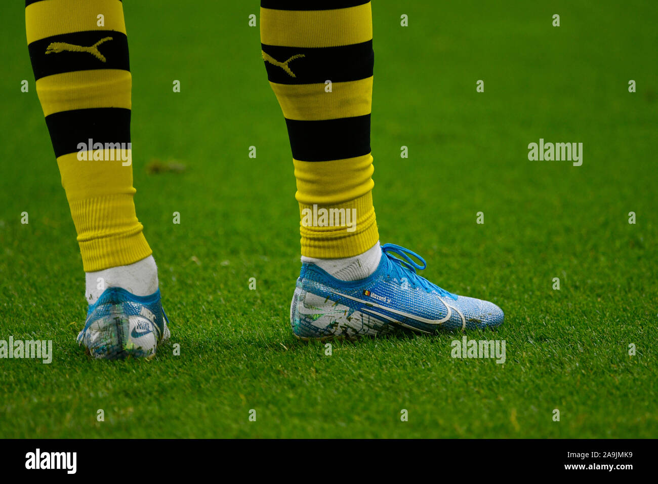 Zapatillas de fútbol nike fotografías e imágenes de alta resolución -  Página 2 - Alamy