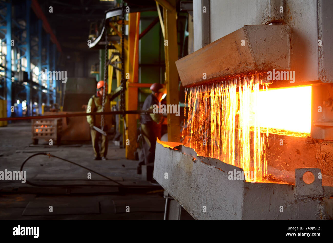 Temple de acero a alta temperatura en hornos industriales en el taller de  forja de una planta. Proceso de enfriamiento, tratamiento de calor. Herrero  y metallur Fotografía de stock - Alamy