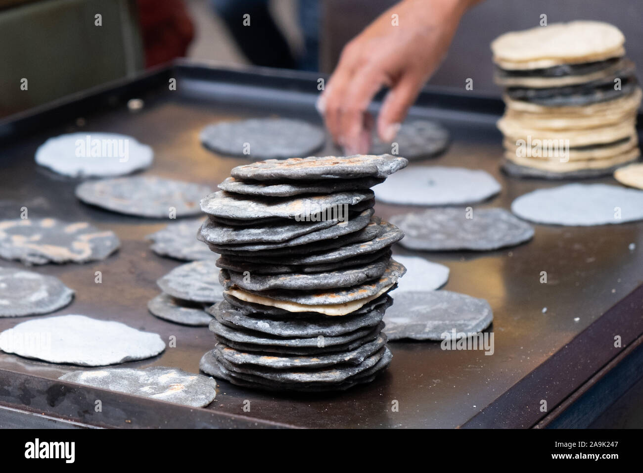 Las tortillas de maíz negro a la venta en el mercado de