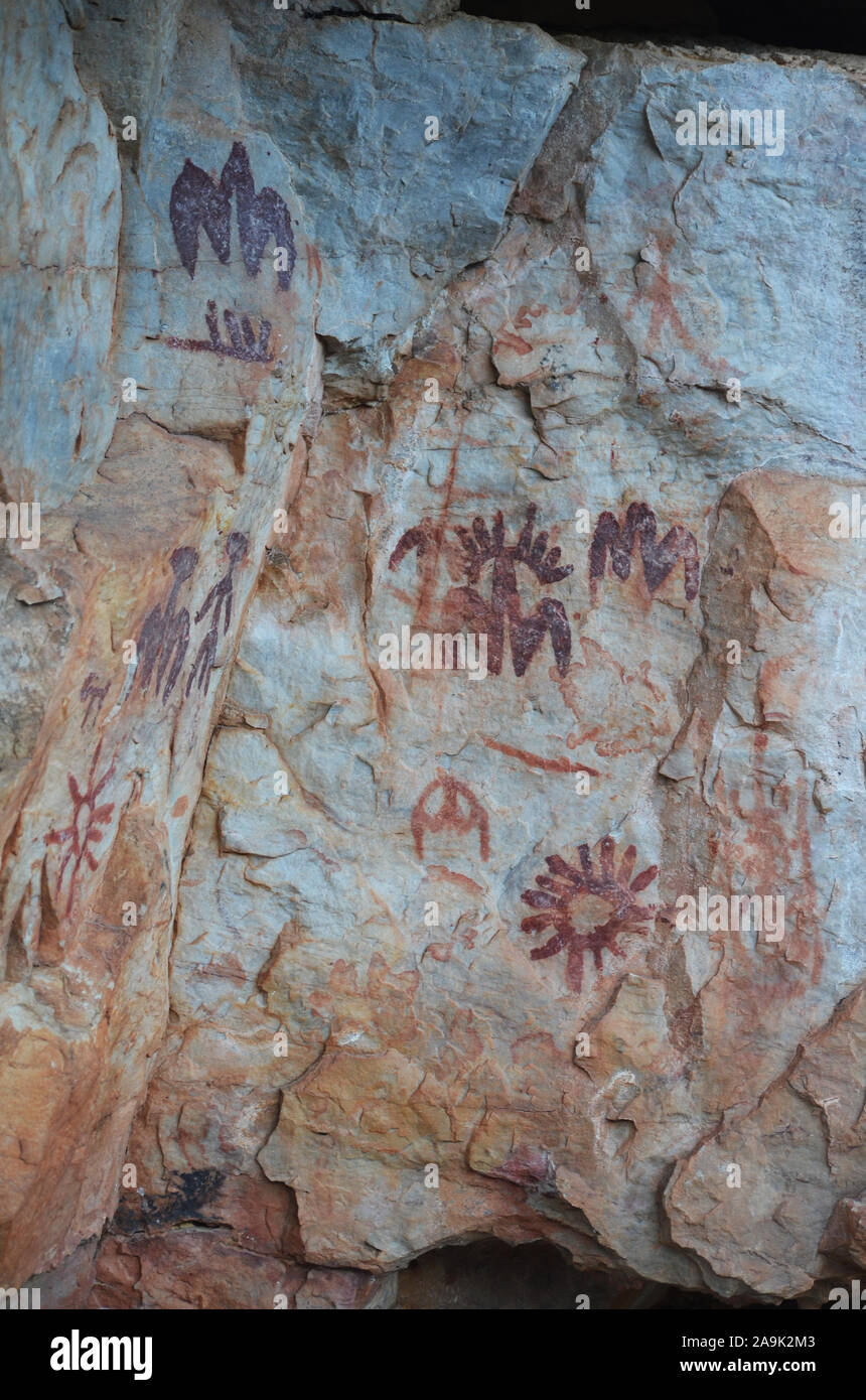 Peña Escrita pinturas rupestres de Fuencaliente (Ciudad Real, Sur de España), un notable ejemplo de arte rupestre post-Paleolítico Foto de stock
