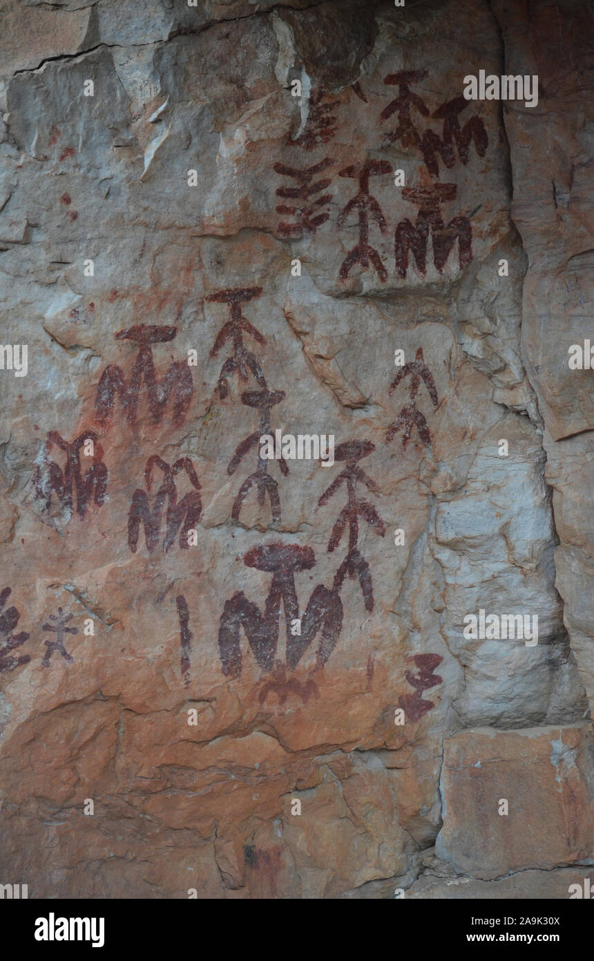 Peña Escrita pinturas rupestres de Fuencaliente (Ciudad Real, Sur de España), un notable ejemplo de arte rupestre post-Paleolítico Foto de stock