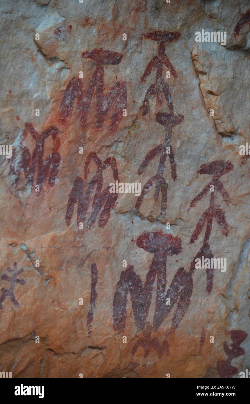 Peña Escrita pinturas rupestres de Fuencaliente (Ciudad Real, Sur de España), un notable ejemplo de arte rupestre post-Paleolítico Foto de stock