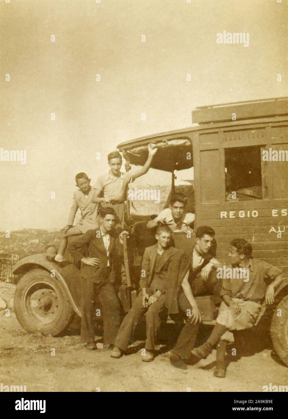 Grupo de hombres con el camión del ejército, Italia Foto de stock