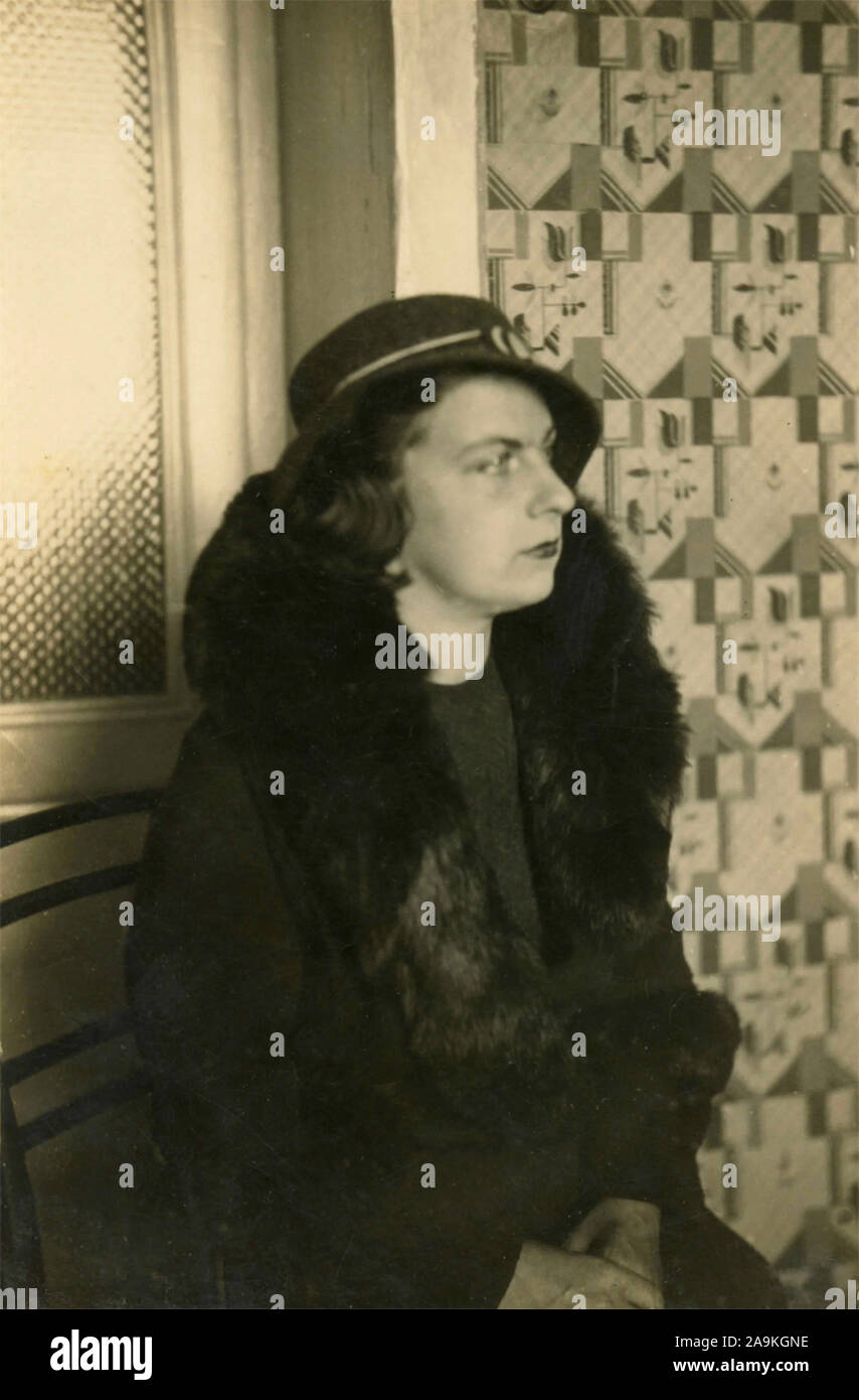 Retrato de una mujer con sombrero y cuello de piel, Italia Fotografía de  stock - Alamy