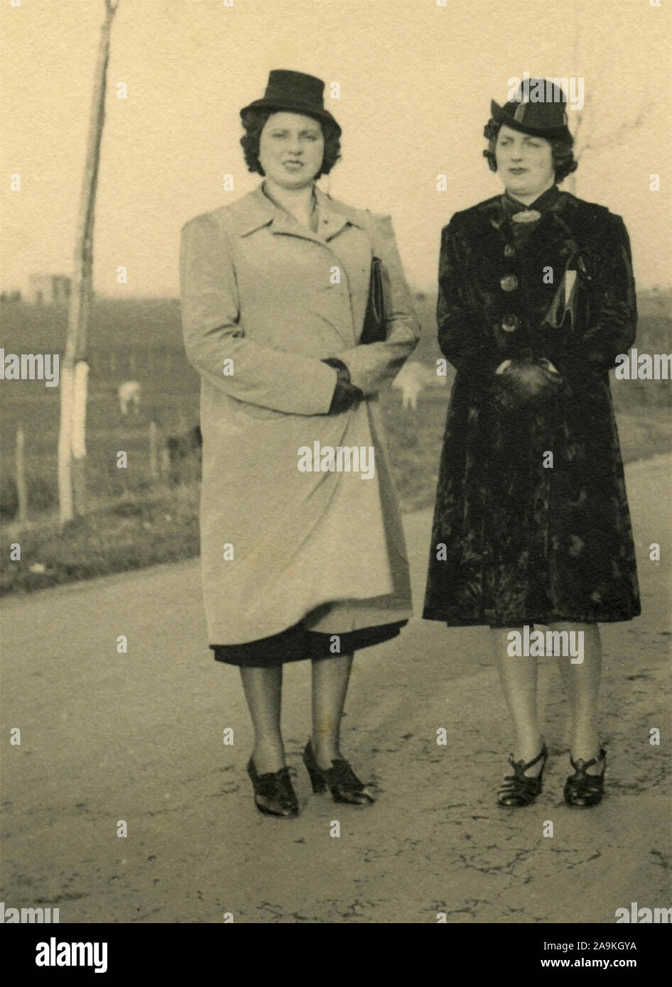 Dos mujeres con abrigo y sombrero, Italia Foto de stock
