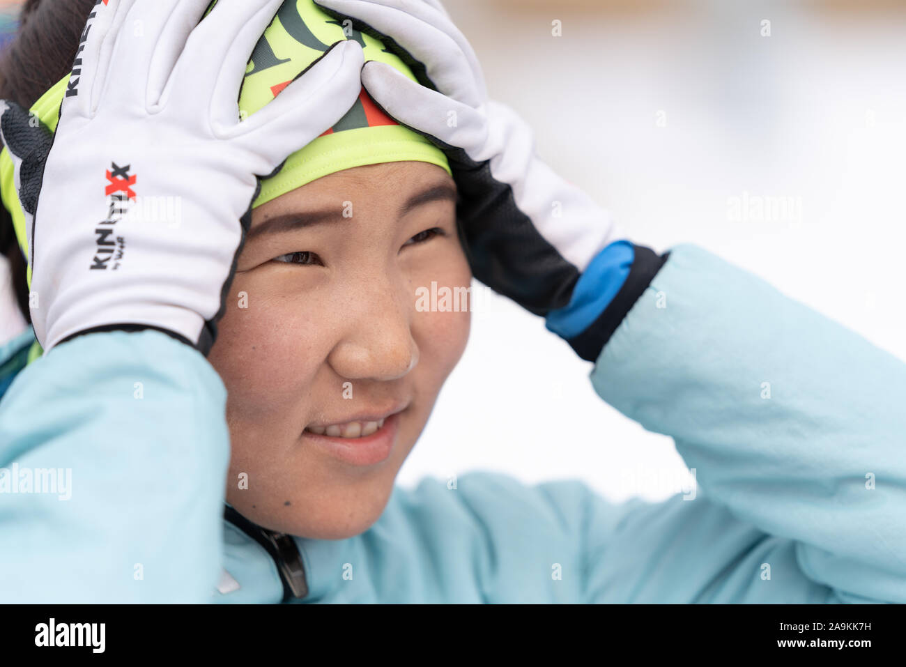 Retrato de sportswoman biathlete Munkhbat Doljinsuren Mongolia después de rifle y esquí. Abra el biatlón concursos juveniles regionales East Cup Foto de stock
