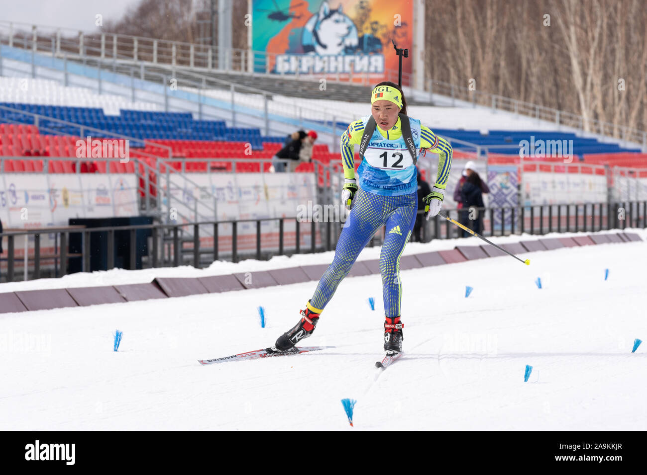 Mongol biathlete sportswoman Doljinsuren Munkhbat esquiar en distancia de biatlón complejo. Juventud competiciones de biatlón East Cup Foto de stock