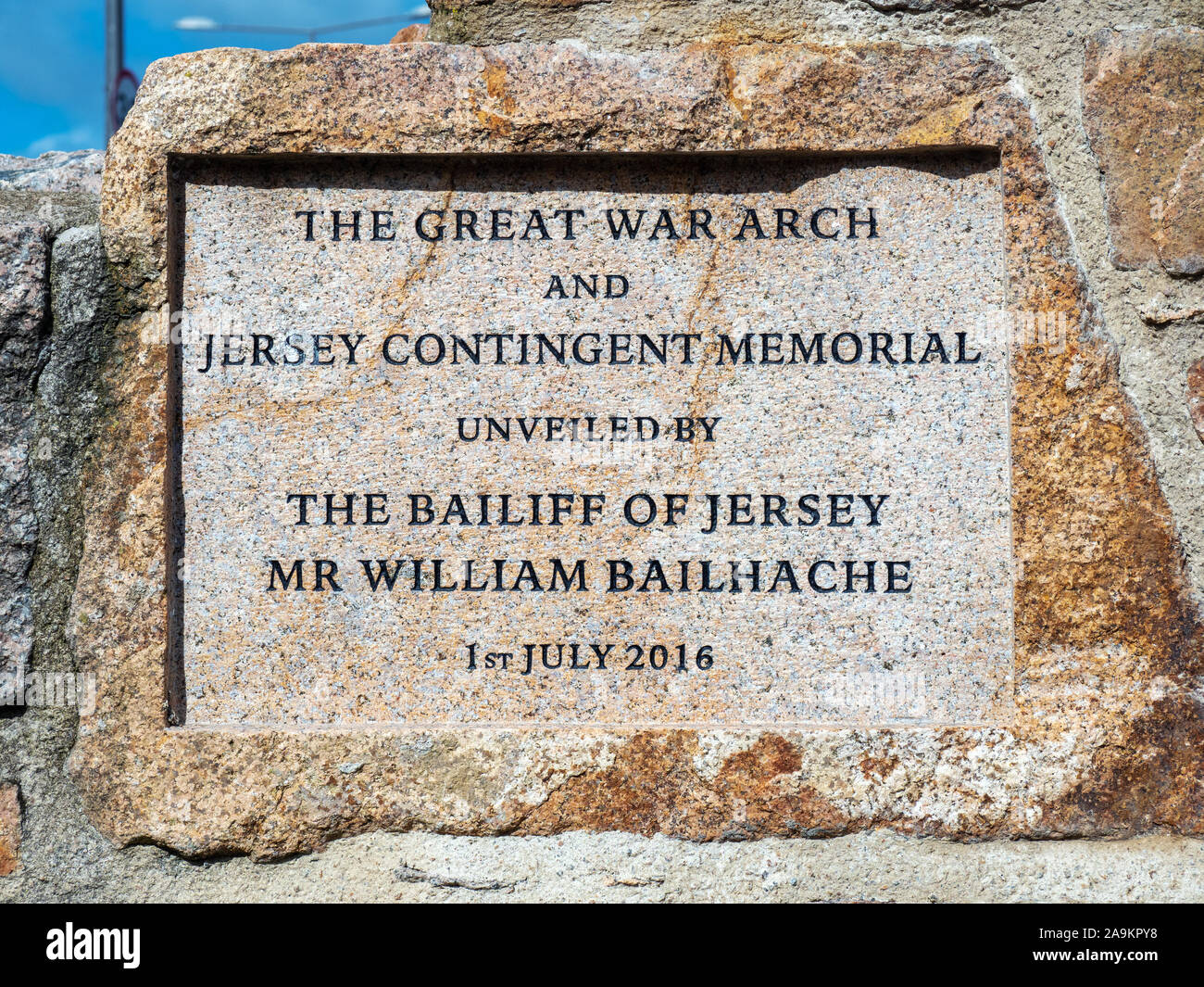 Placa en la Gran Guerra y Jersey arco memorial contingente, Jersey, Islas del Canal de la Mancha. Foto de stock