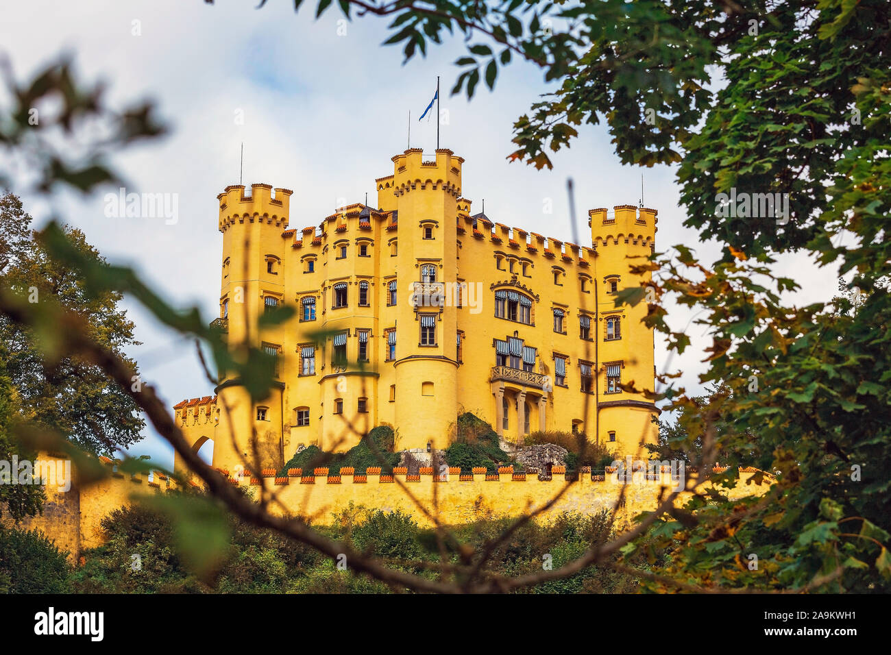 Imagen de un Castillo Hohenschwangau amarillo en un marco natural Foto de stock