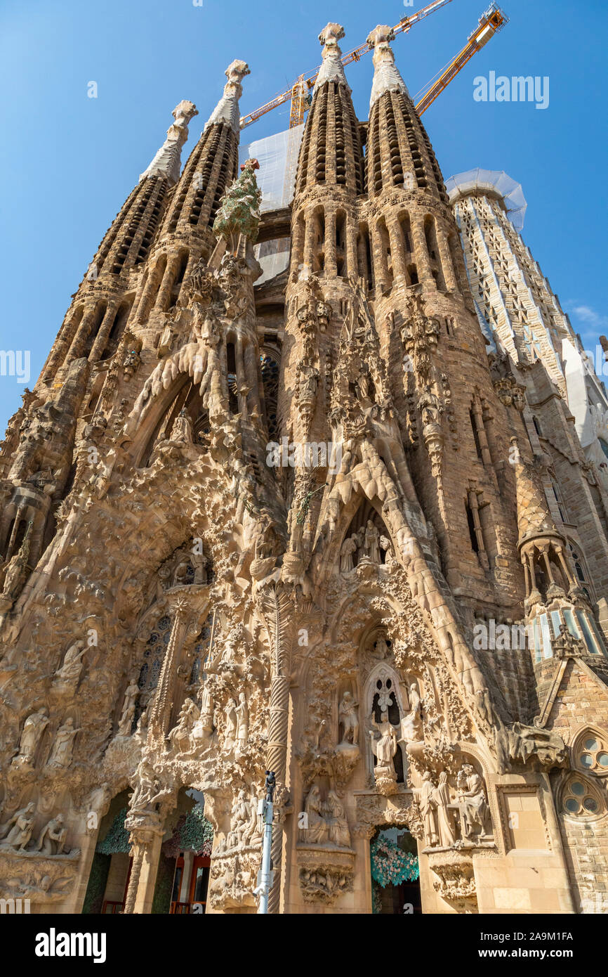 La Sagrada Família de Antoni Gaudí la famosa iglesia inacabada en Barcelona España comenzó en la década de 1880 Fotografía de stock - Alamy La Sagrada Família de Antoni Gaudí la famosa iglesia inacabada en Barcelona España comenzó en la década de 1880 Fotografía de stock - Alamy
