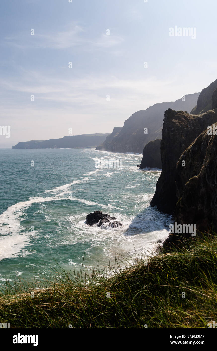 Vista de los acantilados de la ruta costera de Causeway, Condado de Antrim, Irlanda del Norte Foto de stock