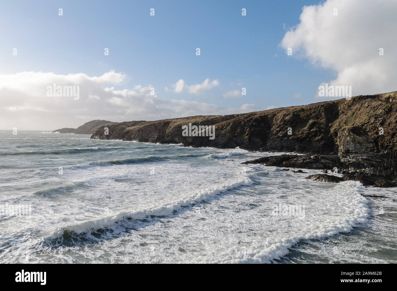 Opiniones de Whitesand bay en Pembroshire ruta costera, Gales Foto de stock