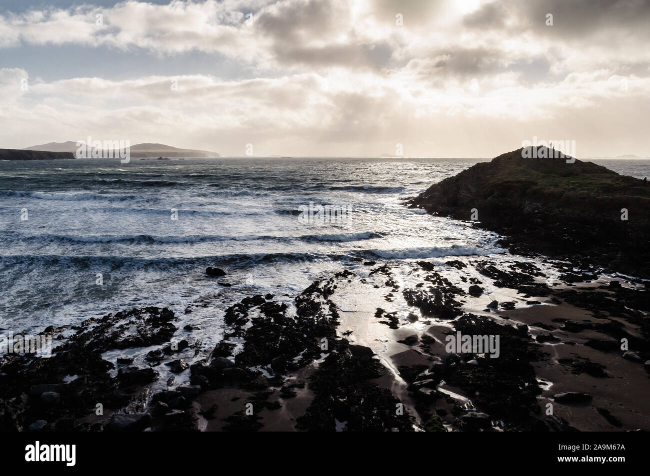 Vista espectacular de la bahía Whitesand en Pembroshire ruta costera, Gales Foto de stock