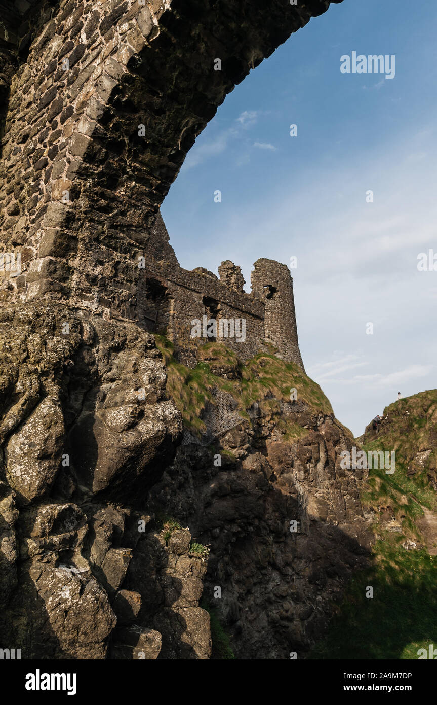 Vista de los restos del Castillo de Dunluce en la costa irlandesa de Irlanda del Norte, en el Condado de Antrim. Foto de stock