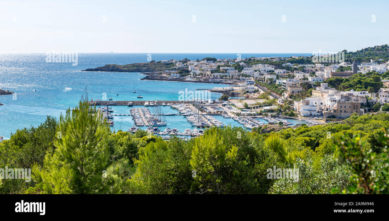 Vista elevada del puerto deportivo de Santa Maria di Leuca en Apulia (Puglia) en el sur de Italia Foto de stock