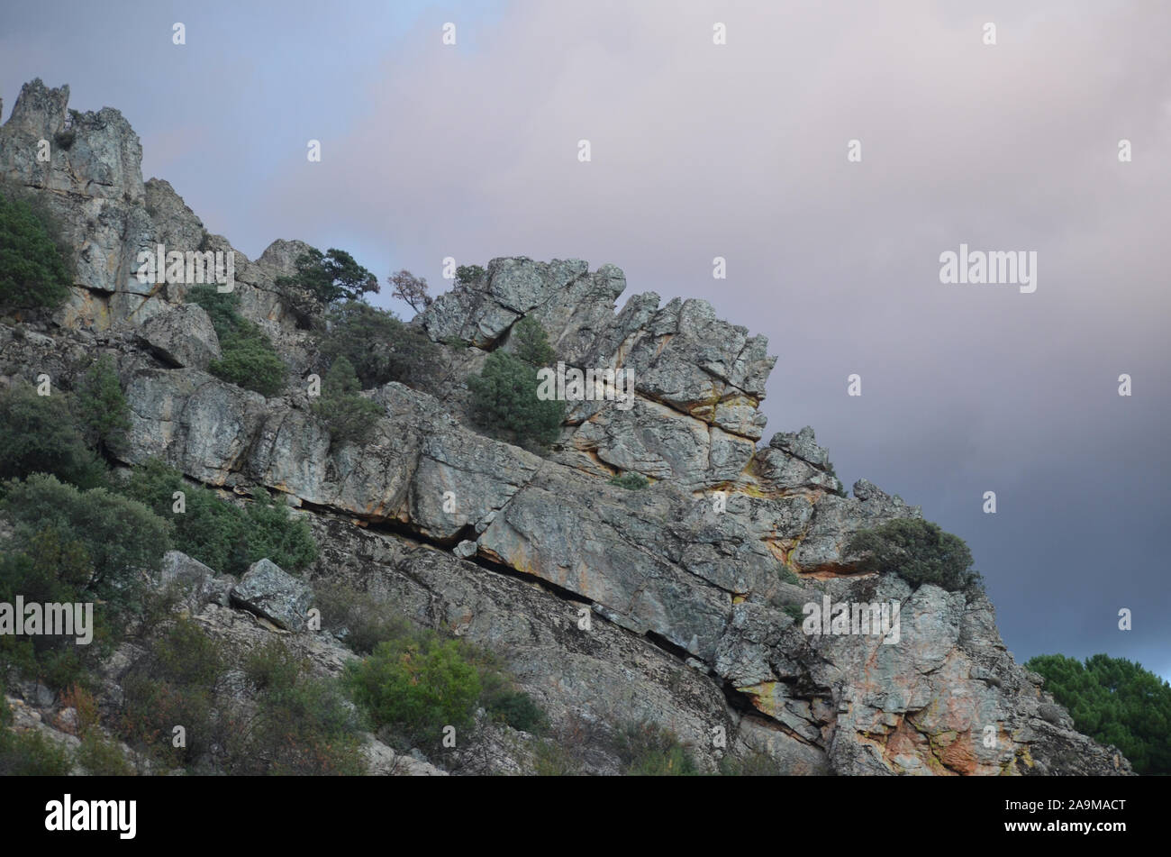 Paisaje rocoso en el parque natural de Sierra Madrona, provincia de Ciudad Real, al sur de España Foto de stock
