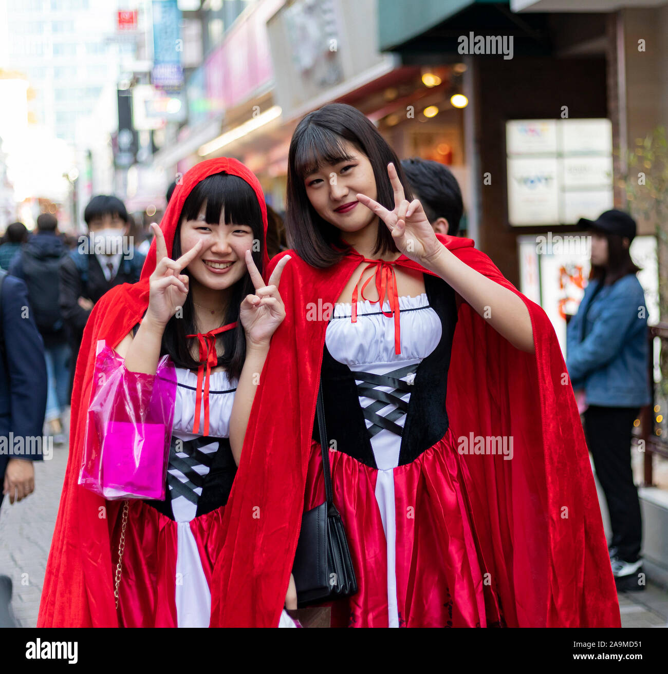 Tokio, Japón, Octubre 31st, 2018: Dos jóvenes mujeres vistiendo disfraces  de Halloween en una calle de Tokio, Japón Fotografía de stock - Alamy