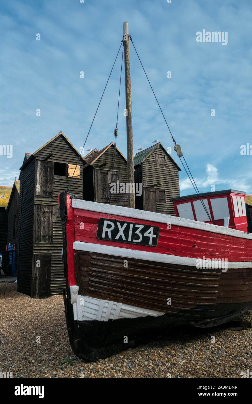Barco de pesca tradicional y net cabañas, Hastings, el casco antiguo de Stade, una roca Nore, Hastings, East Sussex, Reino Unido Foto de stock