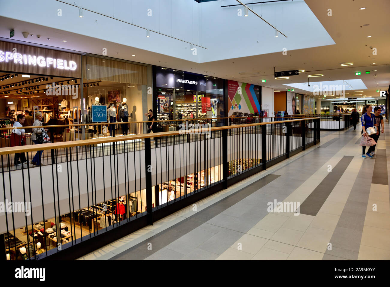 Interior del moderno centro comercial MaxCity, Pula, Croacia Fotografía de  stock - Alamy