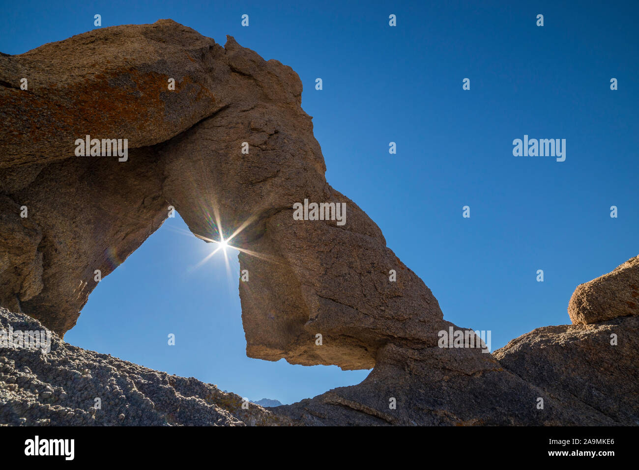 Arco de arranque, Alabama Hills zona de recreo, en la región oriental de Sierra Nevada, California. Foto de stock