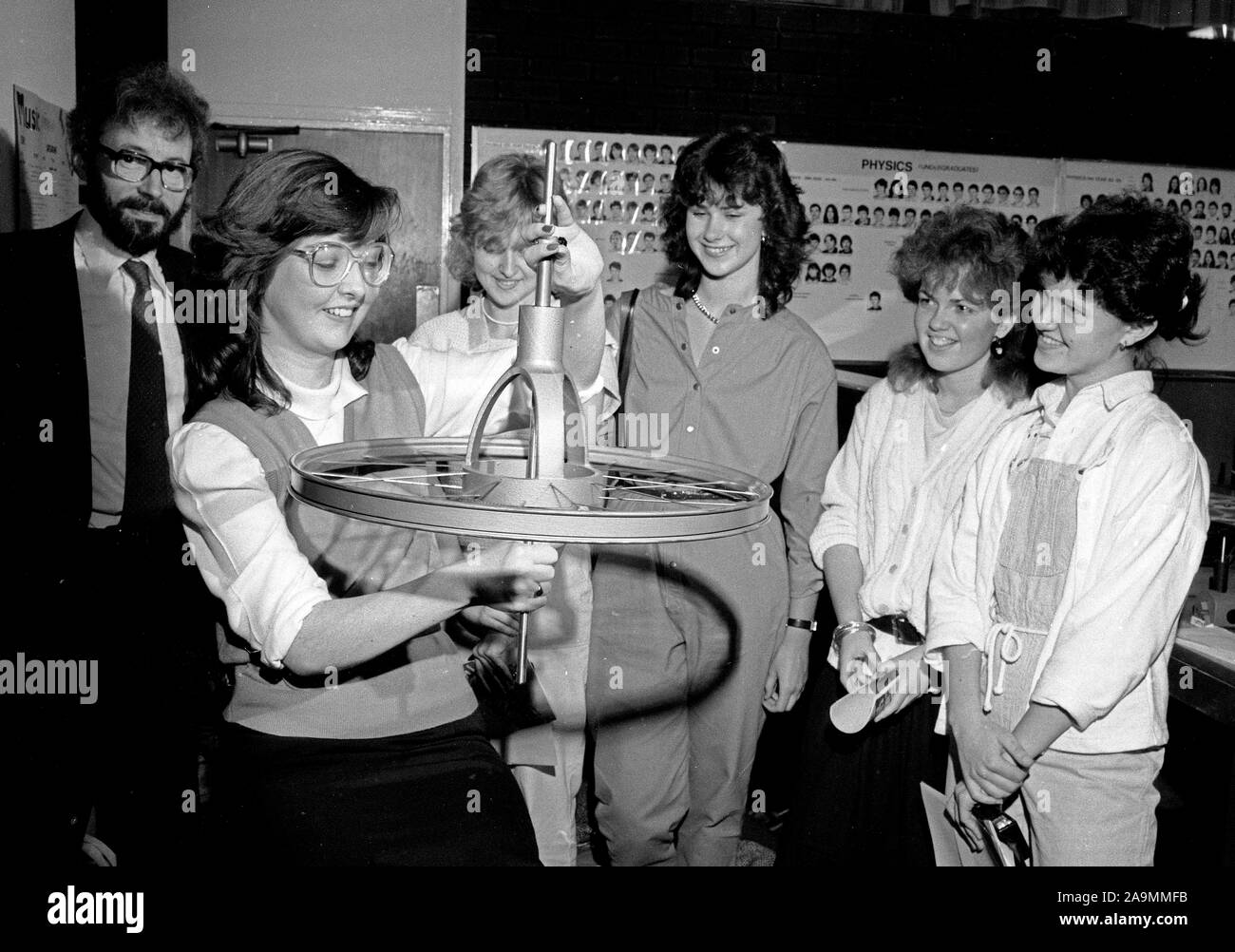 Chicas estudiantes clase de física Lección electromagnética Gran Bretaña 1985 Foto de stock