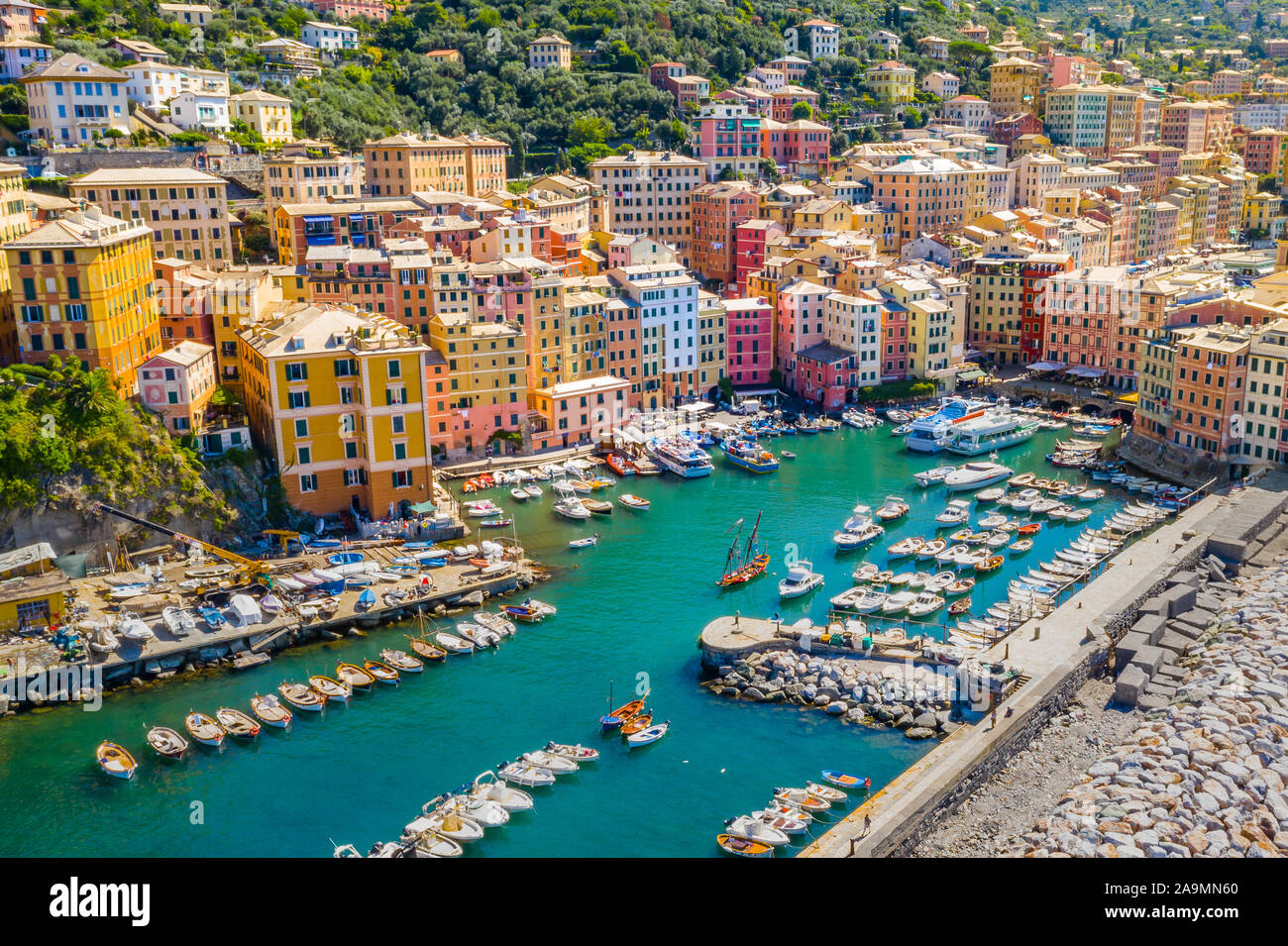 Vista aérea de Camogli. Los coloridos edificios cerca de la playa del mar de Liguria. Vista desde arriba de barcos y yates amarrados en el puerto deportivo con agua azul verde. Foto de stock