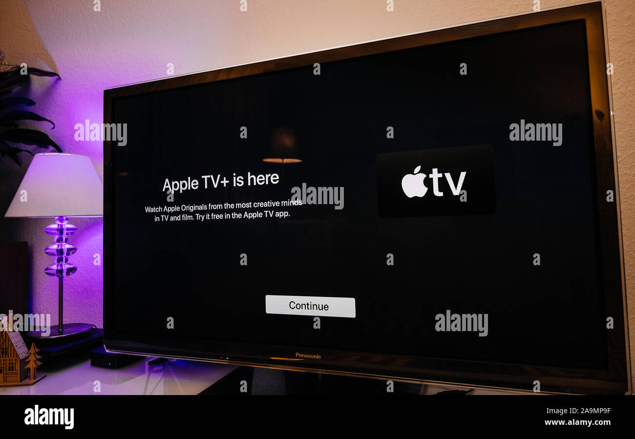 París, Francia - Nov 1, 2019: Vista lateral del Apple TV plus está aquí  mensaje en salón con pantalla pruebe gratis botón continuar - gran televisor  OLED plasma Panasonic Fotografía de stock - Alamy