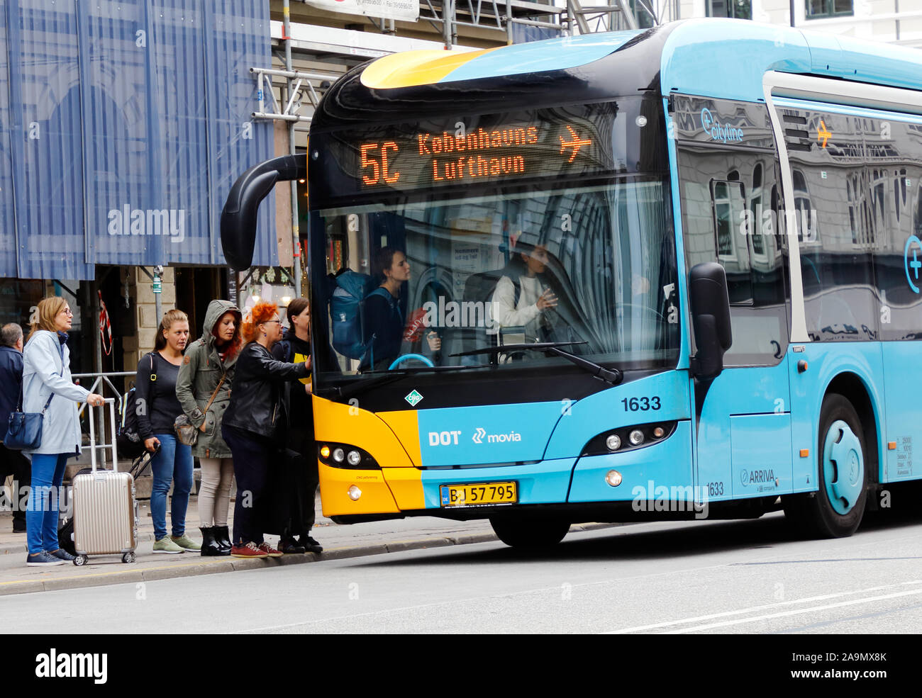 Copenhague, Dinamarca - 4 de septiembre de 2019: Un Copenhague el autobús de transporte público en servicio de la línea 5C con destino al aeropuerto de Copenhague ha llamado Foto de stock