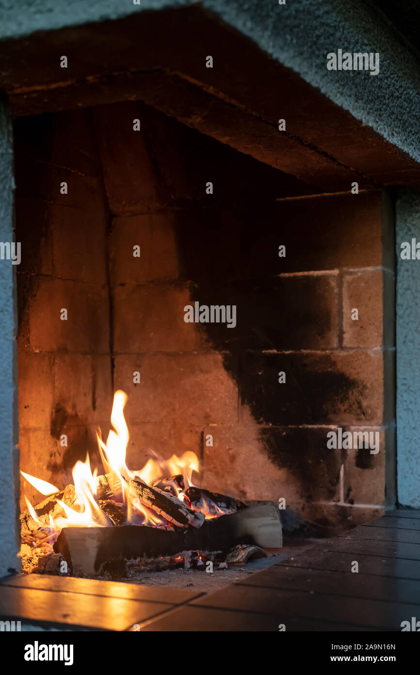 Chimenea, leña y fuego, dando calor en una fría noche de invierno, en una casa muy acogedora Fotografía de stock - Alamy Chimenea, leña y fuego, dando calor en una fría noche de invierno, en una casa muy acogedora Fotografía de stock - Alamy