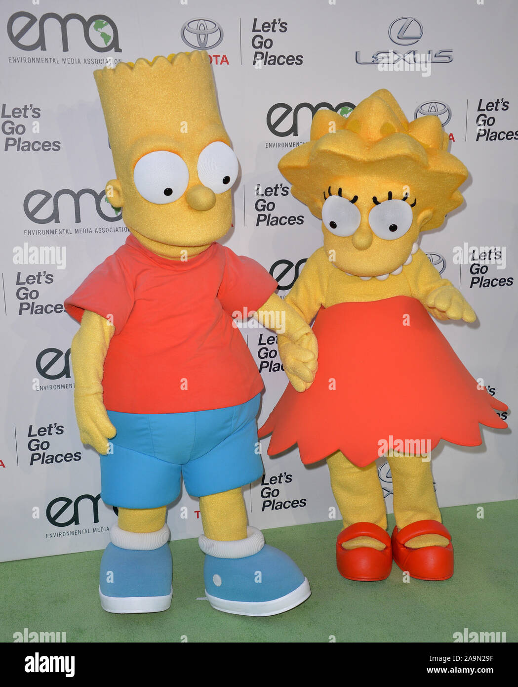 BURBANK, CA - 24 de octubre de 2015: Bart Simpson y Lisa Simpson caracteres  en la 25ª