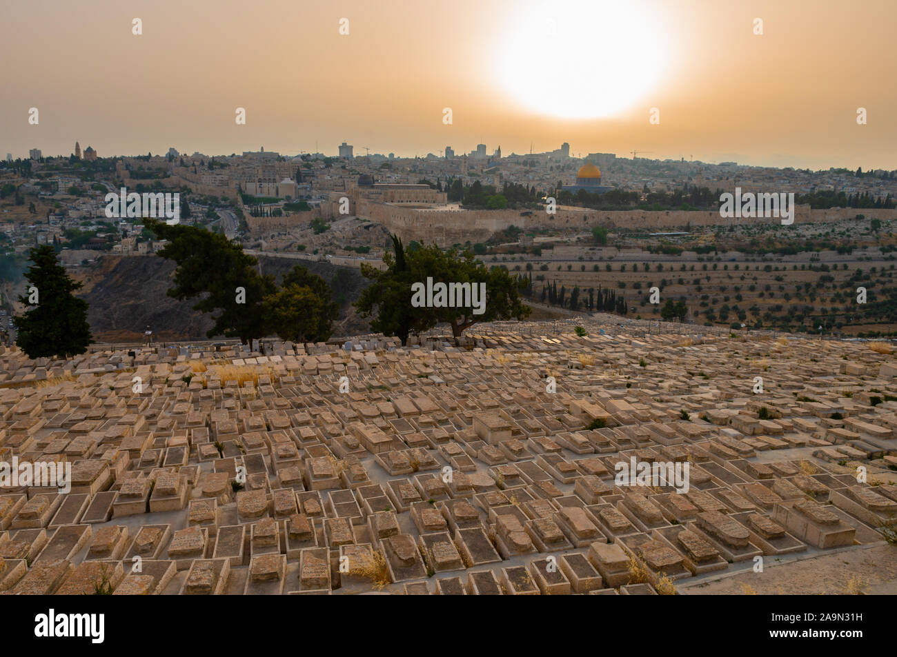 Vista desde el Monte de los Olivos en Jerusalén al atardecer. Foto de stock