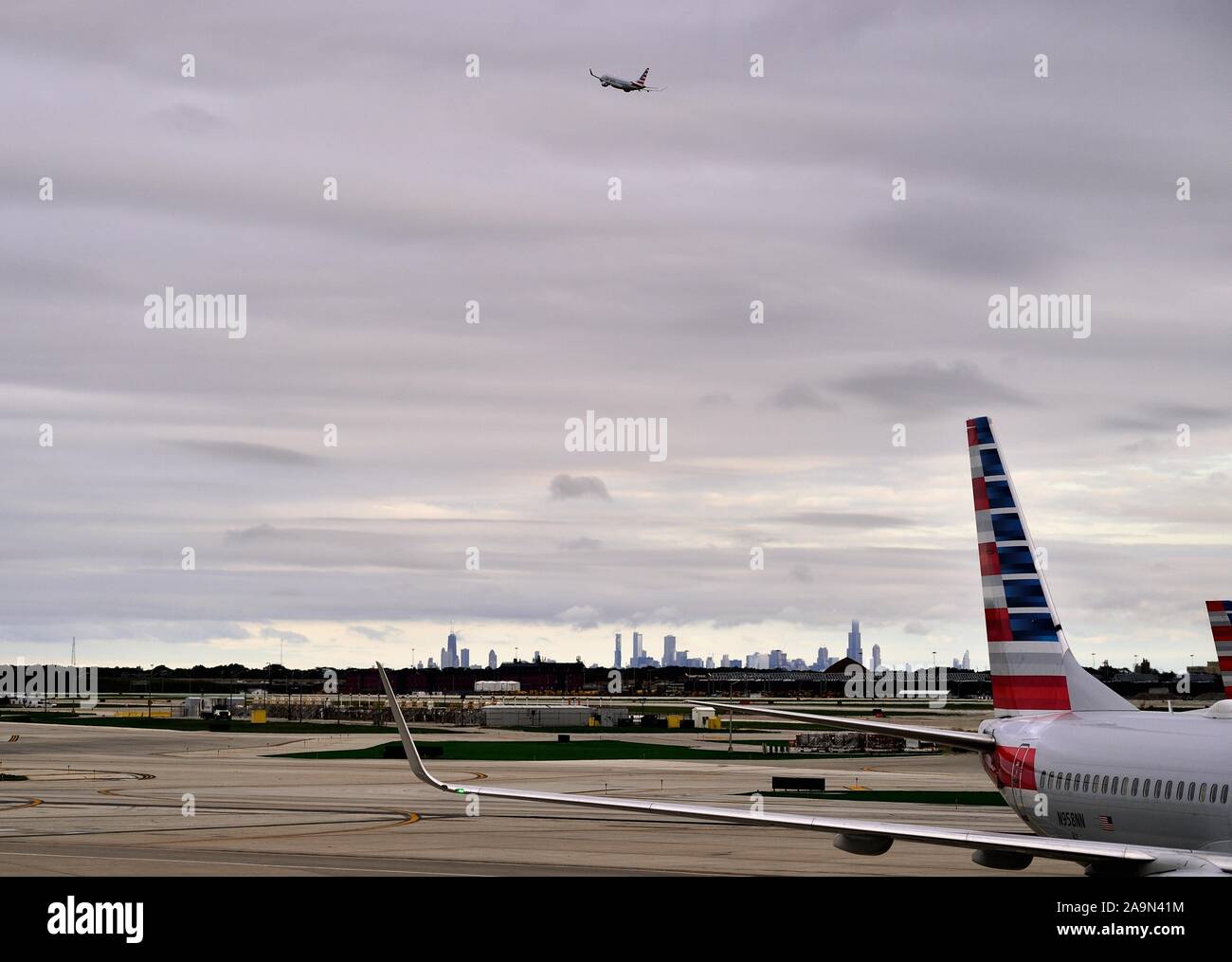 Chicago, Illinois, Estados Unidos. Un avión despegó del Aeropuerto Internacional O'Hare de Chicago con el perfil de la ciudad de fondo. Foto de stock