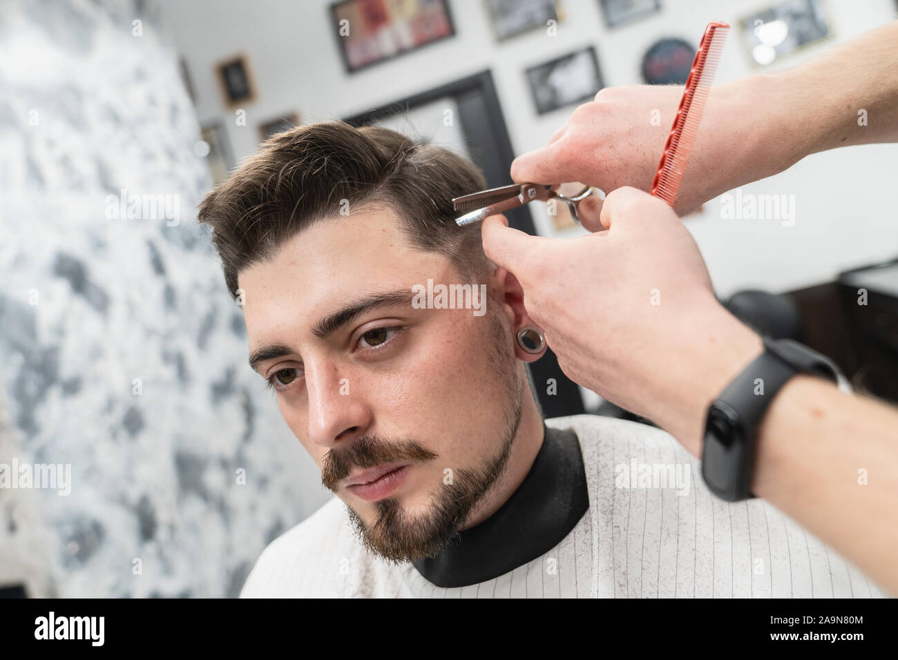 Hombre y Barber barbero con corte de pelo al salón Fotografía de stock -  Alamy