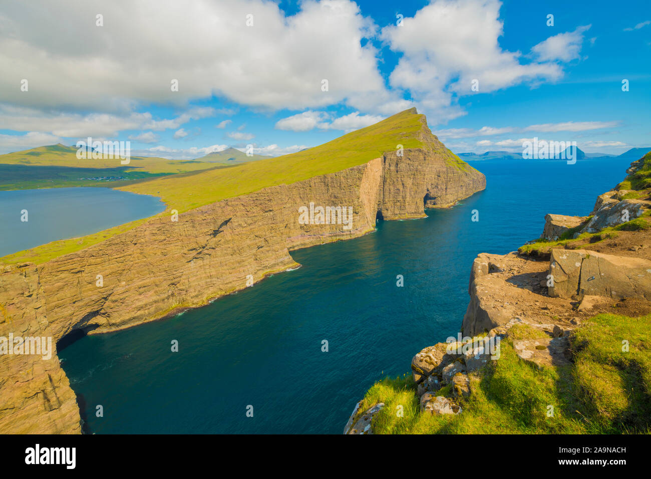 Traelanipa olvidar, 'Lago encima del Océano", la isla de Vagar, las Islas Feroe, en el norte del Océano Atlántico, Escher-como ver Foto de stock
