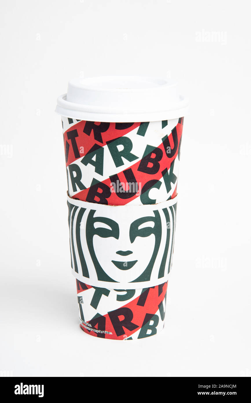Uno de Starbucks 2019 tema de vacaciones llevar vasos desechables de bebidas calientes. Foto de stock