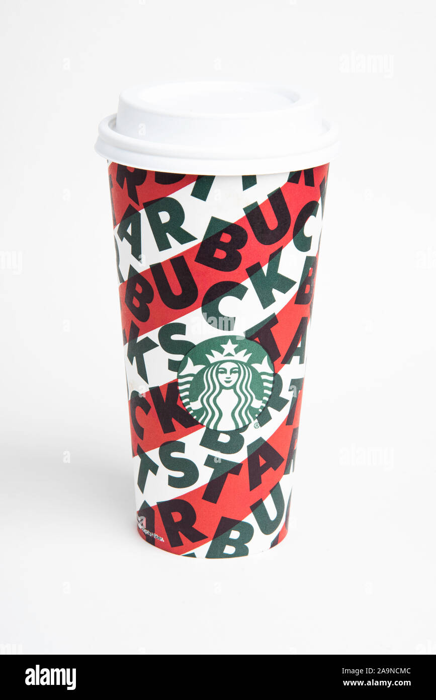 Uno de Starbucks 2019 tema de vacaciones llevar vasos desechables de bebidas calientes. Foto de stock