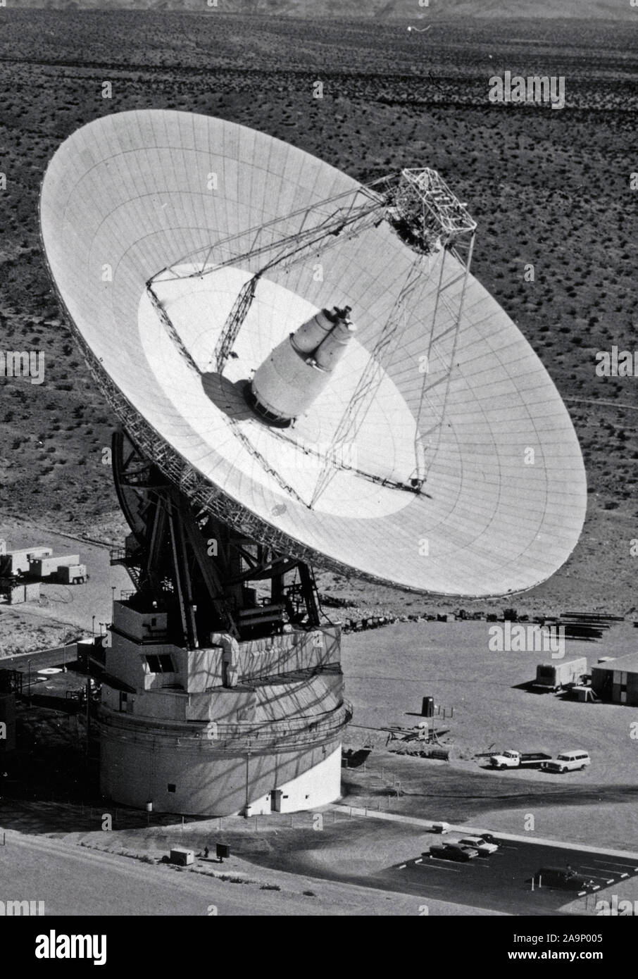 1972 - 210' Antena Parabólica en Goldstone Ca - utilizados en el seguimiento de naves espaciales Pioneer Foto de stock