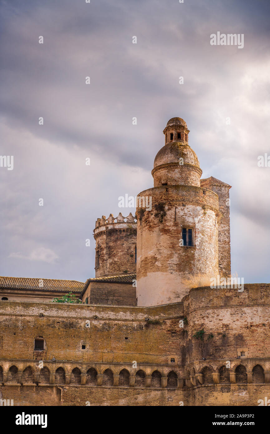 Torre medieval vertical con el cielo en el espectacular castillo de Vasto - Abruzos - Italia Foto de stock