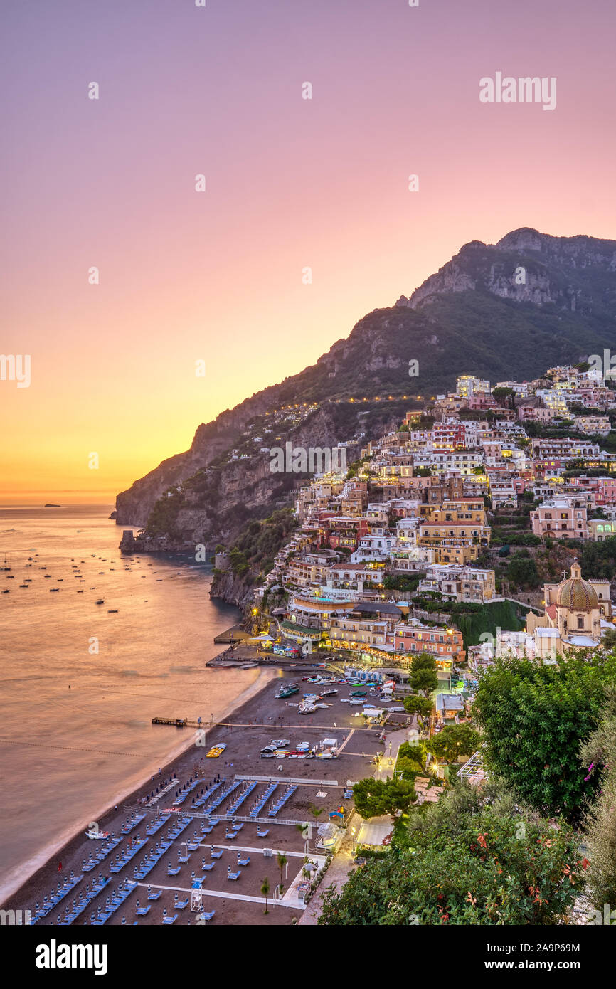 Hermosa Positano en la costa amalfitana italiana después del atardecer Foto de stock