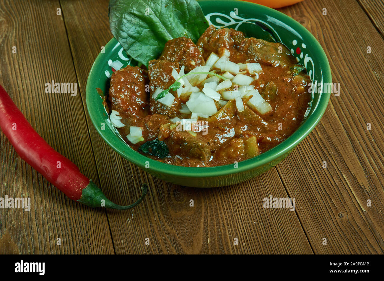 La birria de res estilo Jalisco, auténtico estofado de carne con carne  asada, agua, Chile seco de Jalisco, México Fotografía de stock - Alamy