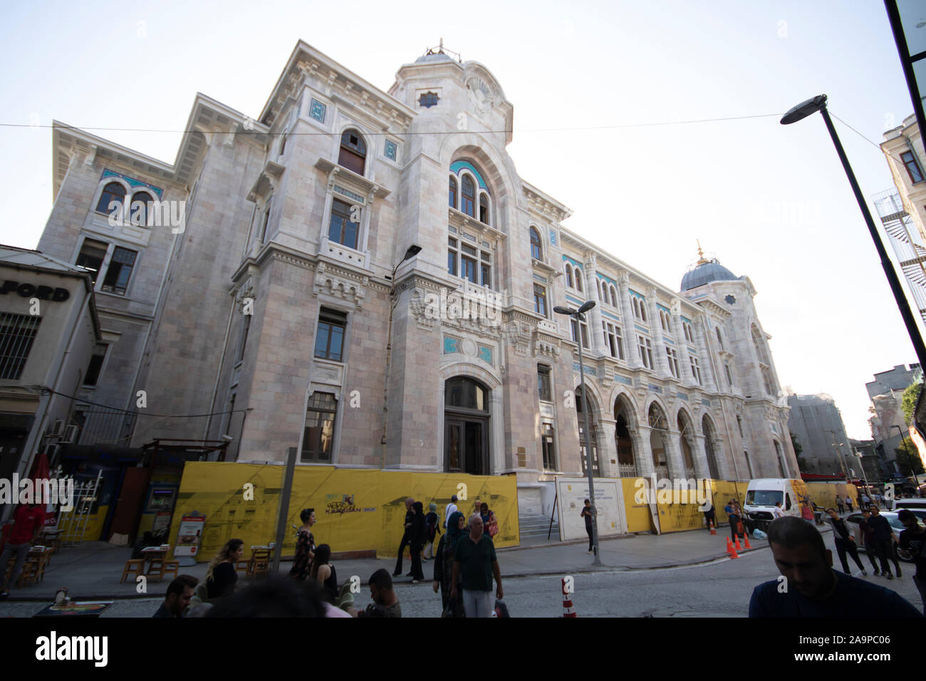 Estambul, Turquía - Septiembre-11.2019: Estambul gran oficina de correos fue tomada desde la izquierda. El centro histórico de Estambul correos fue uno de los más antiguos Foto de stock