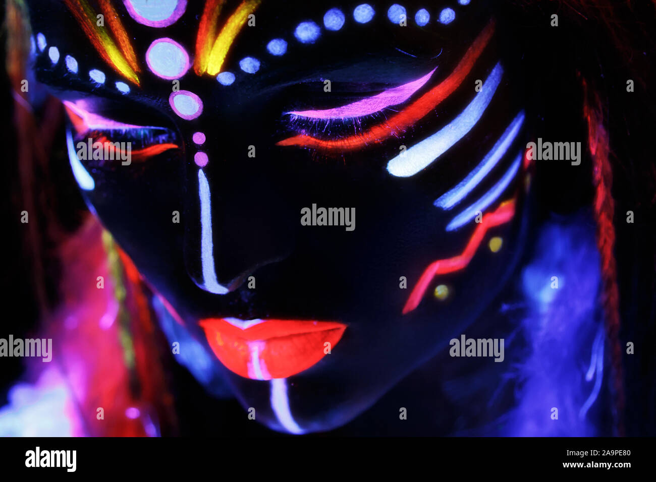 Refinería intelectual Salida Retrato de una mujer con maquillaje de neón, hecho de pintura fluorescente  en luz ultravioleta Fotografía de stock - Alamy